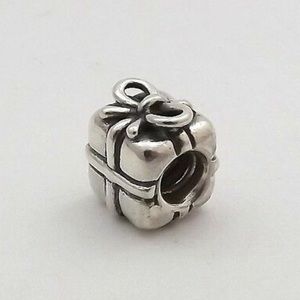 Pandora Present Retired Sterling Silver Bead Charm 790300